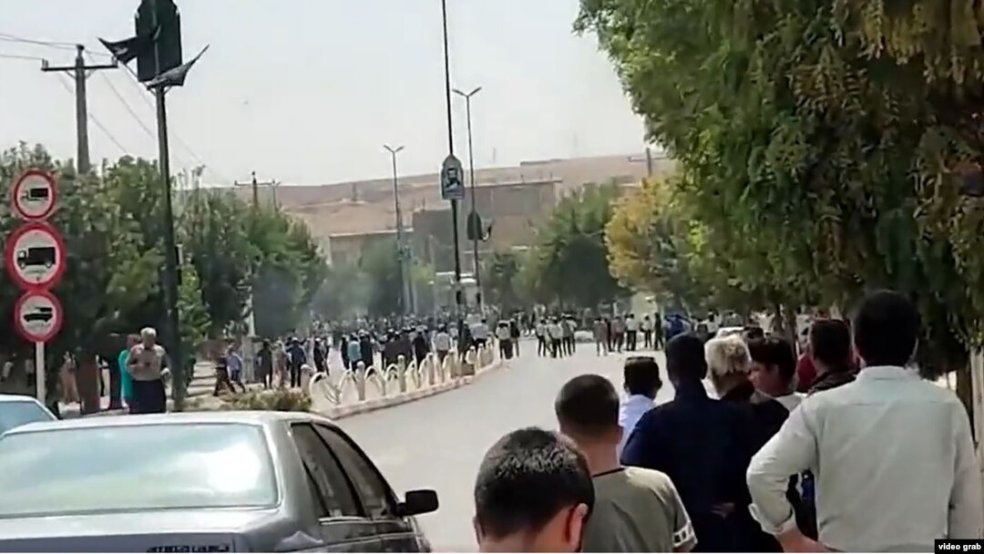 اعتراضات مردم سقز و مهاباد علیه حملات شیمیایی به مدارس دخترانه
