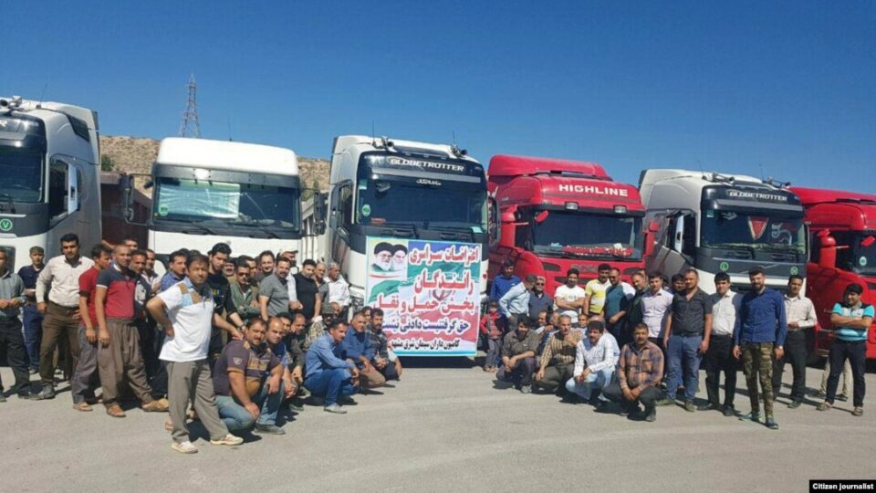 نارضایتی رانندگان کامیون در بندر امام 2