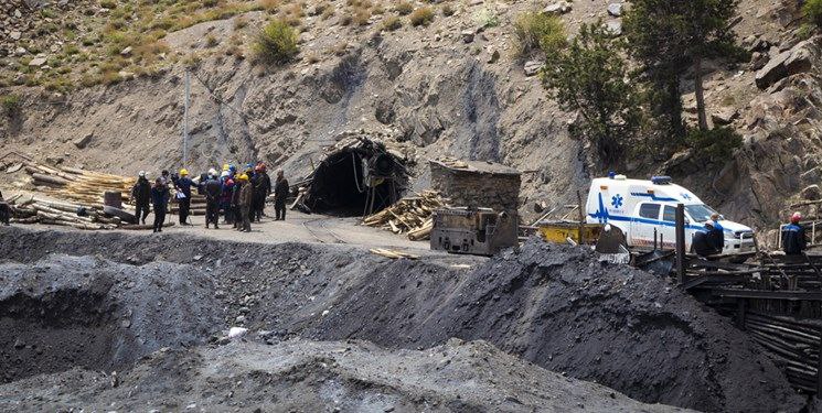 اعتراض راننده‌های سرویس‌های کارگران معدن زغال سنگ طزره