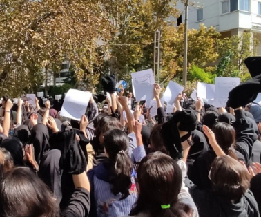 تحصن دانشجویان دانشگاه هنر در اعتراض به اجباری شدن مقنعه