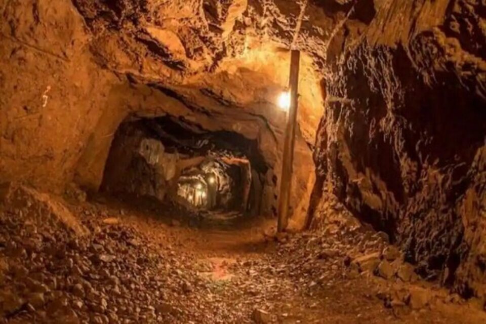 محبوس شدن دهها معدنچی در چاه برای بیش از یک ماه 2