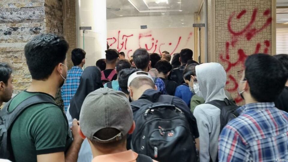 اخراج دو استاد دانشگاه به دلیل حمایت از اعتراضات سراسری2