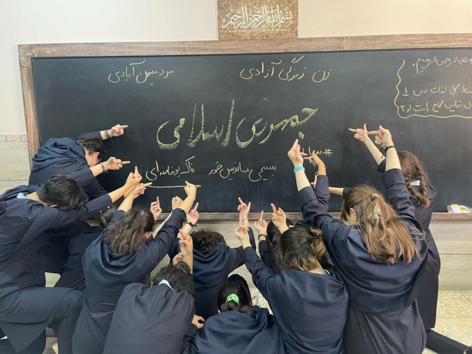 اجرای طرح حکومتی اعزام هزاران طلبه زن به مدارس تحت عنوان معلم1