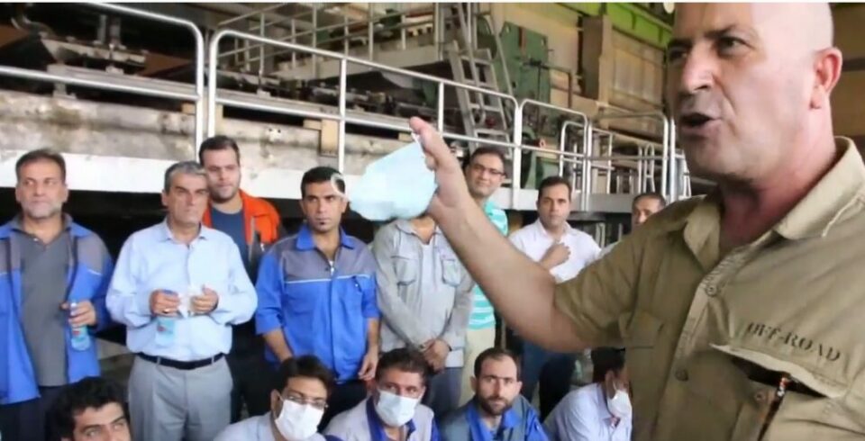 ادامه تجمع اعتراضی کارگران کاغذسازی دیبای شوشتر
