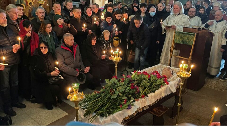 مراسم تشییع پیکر الکسی ناوالنی با حضور هزاران نفر در روسیه