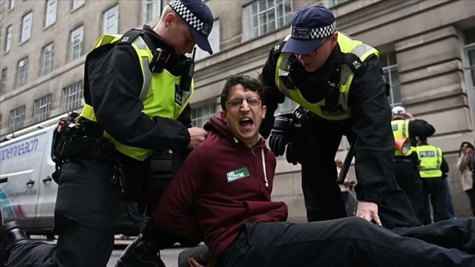 برخورد پلیس ایرلند با کادر درمان معترض به بمبارانهای غزه