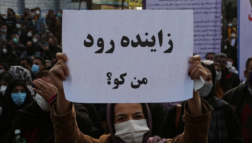 تحصن و تجمع اعتراضی شبانه کشاورزان معترض اصفهانی