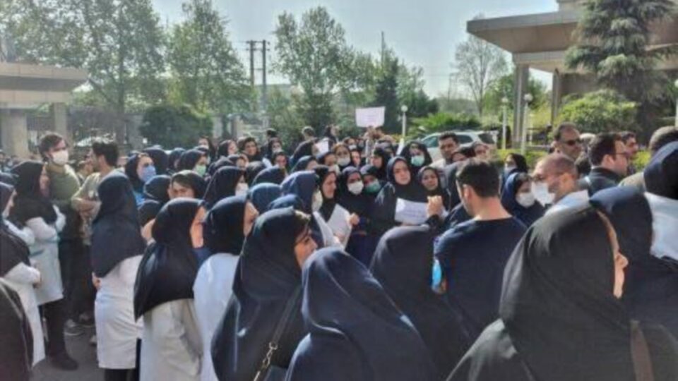 تداوم تجمع و اعتصاب پرستاران و کادر درمان بيمارستان مدنى كرج2