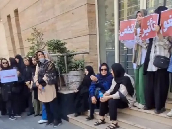اعتراض دانش آموزان به مصوبه تأثیر معدل در کنکور در تهران1