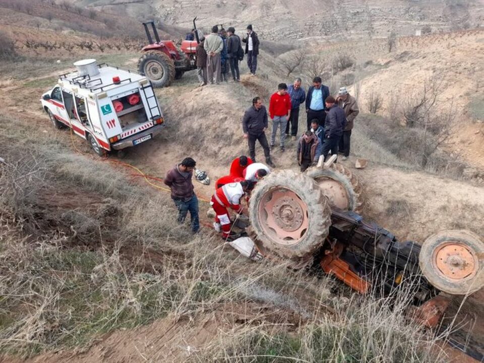کشته و زخمی شدن 13 نفر بر اثر واژگونی تراکتور حامل کارگران1 1