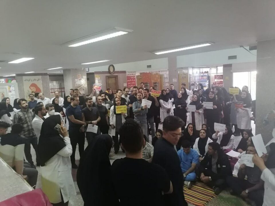 تداوم اعتصاب پرستاران و کادر درمان بیمارستان های یزد،شوش و مشهد4