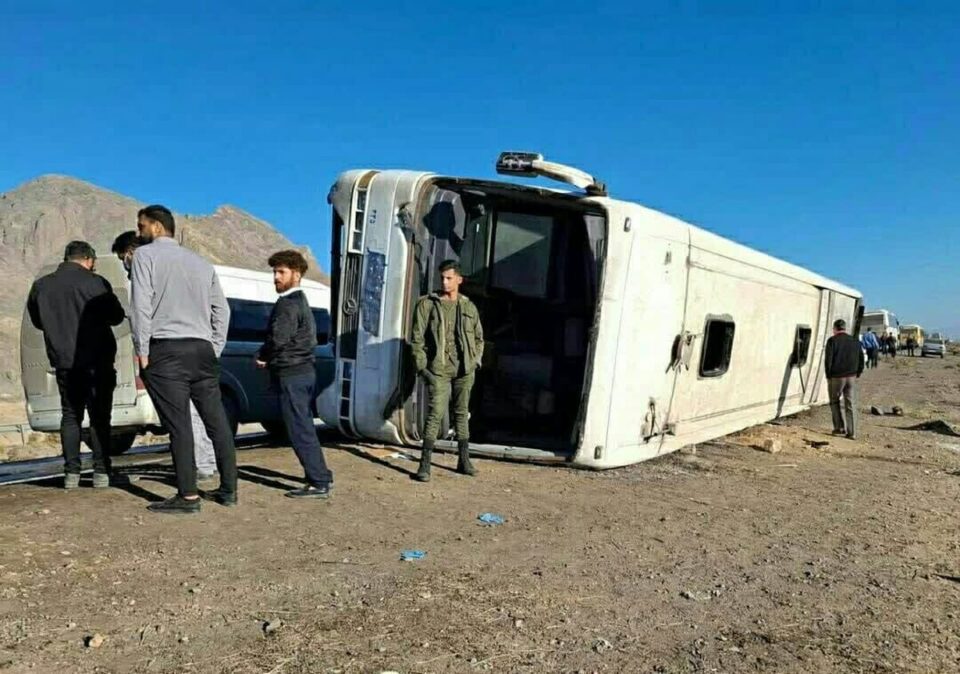 جانباختن و مصدومیت هشت کارگر در اثر واژگونی اتوبوس در سیرجان1