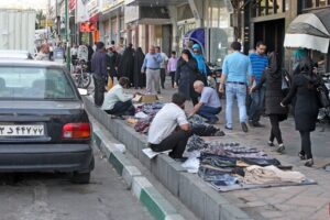 جمع‌آوری بساط دست‌فروشان توسط نیروهای شهرداری زاهدان