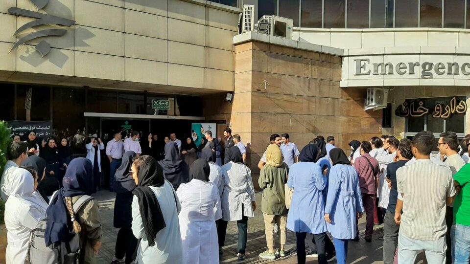 تجمع اعتراضی پرسنل بیمارستان رسول اکرم در تهران4