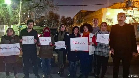 تجمع فعالان مدنی در مقابل زندان اوین در اعتراض به حکم اعدام