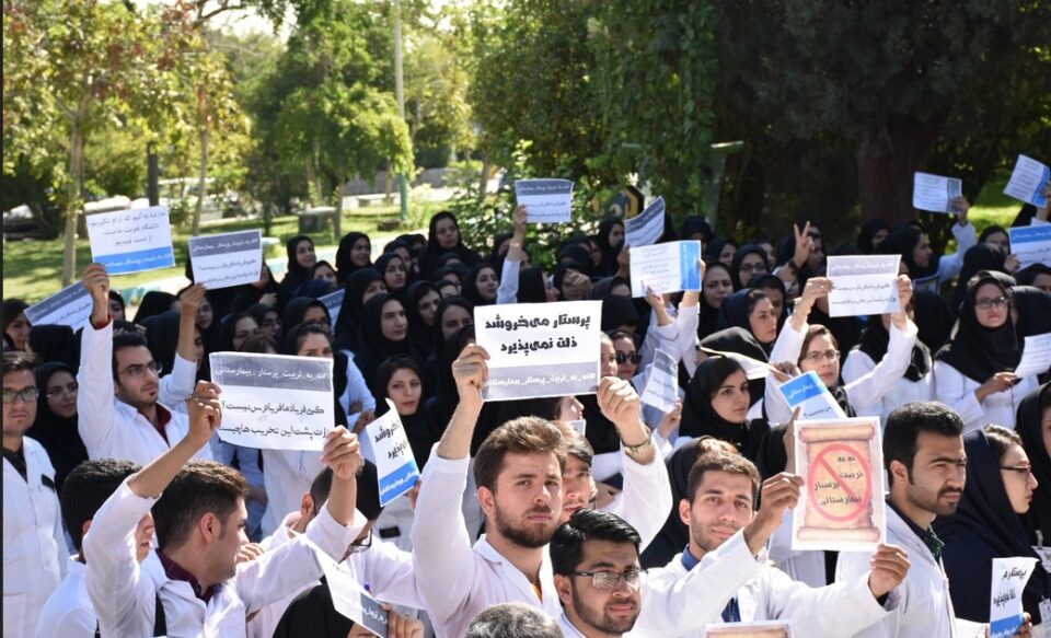 گردهمایی اعتراضی پرستاران و کارکنان بیمارستان میلاد تهران1