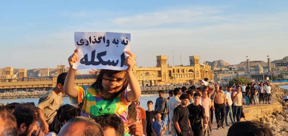 تجمع اعتراضی مردم درگهان به واگذاری اسکله تاریخی