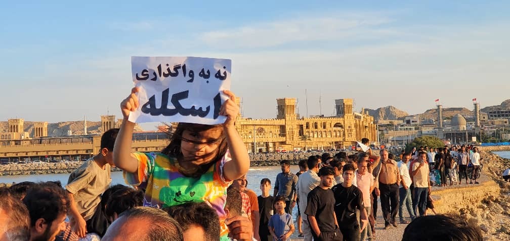 تجمع اعتراضی مردم درگهان به واگذاری اسکله تاریخی
