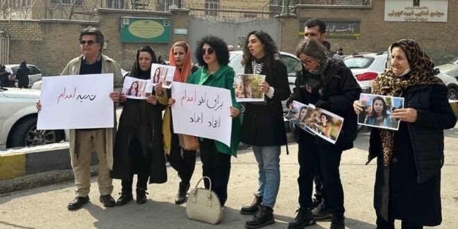 تجمع خانواده‌های زندانیان سیاسی محکوم به اعدام در مقابل زندان اوین2