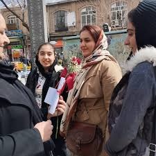 گرامیداشت روز جهانی زن با نهادن گل بر مزار زنان مبارز در سنندج2
