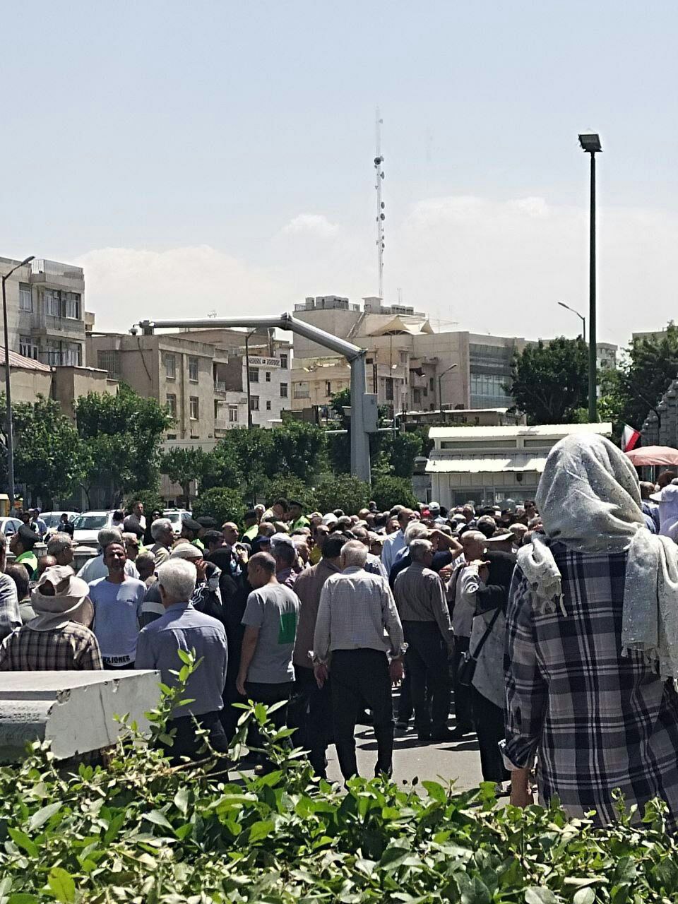تجمع اعتراضی مالکان زمین‌های مرادآباد و سوهانک مقابل مجلس