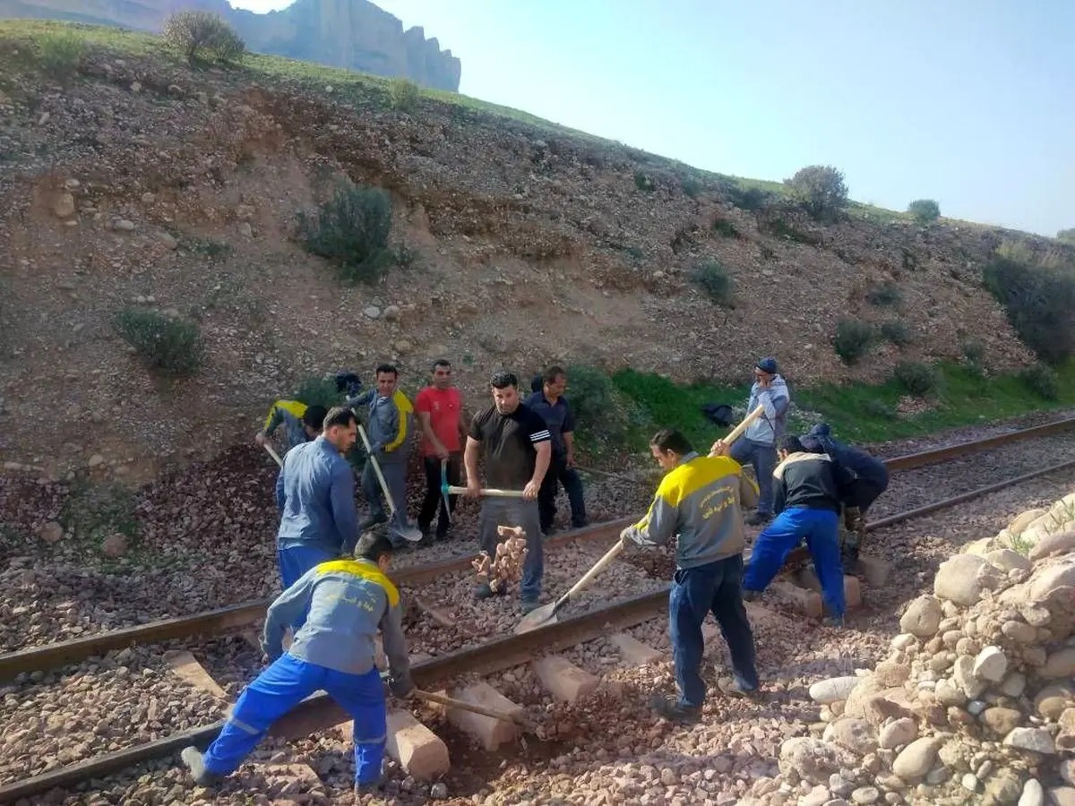 اعتراض کارگران پیمانکاری ابنیه فنی برای دریافت مزایای روز کارگر