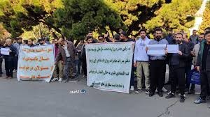 تجمع اعتراضی رانندگان کامیون مقابل وزارت صمت در تهران