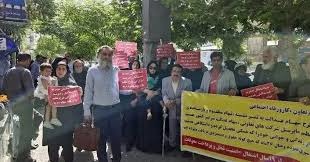 تجمع اعتراضی کارکنان سهام عدالت به همراه خانواده‌هایشان مقابل وزارت کار