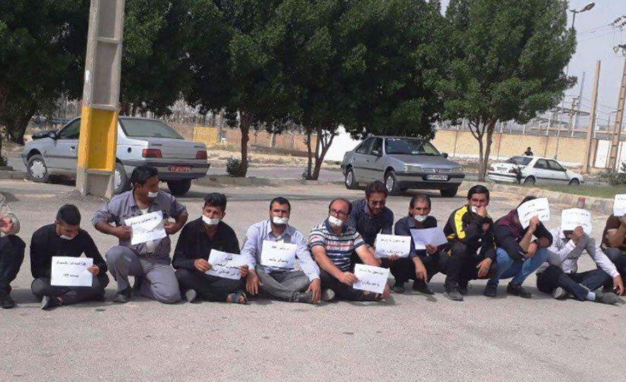 تجمع اعتراضی کارگران صنعت نفت گچساران مقابل فرمانداری
