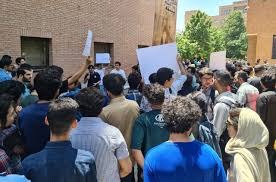 استمرار تجمع اعتراضی دانشجویان به کیفیت غذای سلف شریف در تهران