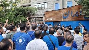 برخورد نیروهای انتظامی با هواداران معترض تیم استقلال در تهران