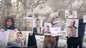 تجمع اعتراضی خانواده زندانی سیاسی وحید بنی عامریان علیه اعدام
