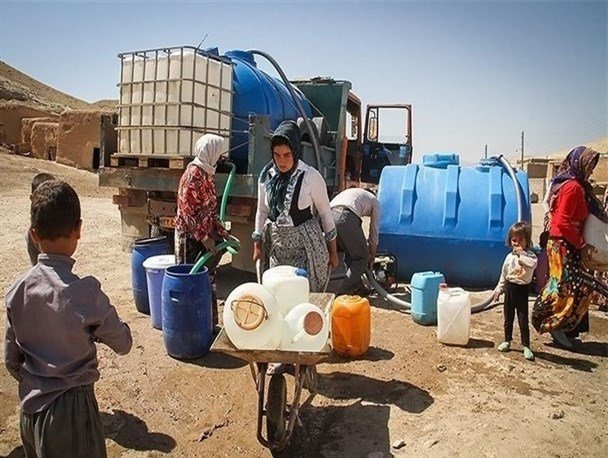 تجمع اعتراضی زنان روستای حاجی‌آباد گناباد مقابل اداره آب و فاضلاب