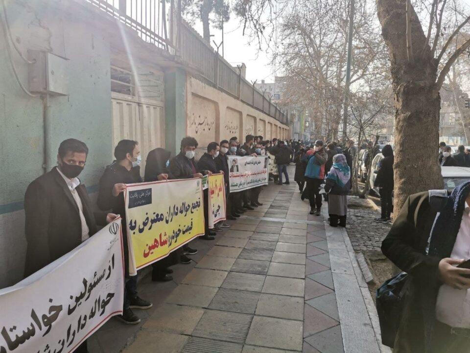 تجمع حواله‌داران خودرو شاهین مقابل شرکت سایپا در تهران